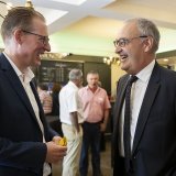 Le président de Travail.Suisse, Adrian Wüthrich, avec le conseiller fédéral Guy Parmelin de samedi à Berne.